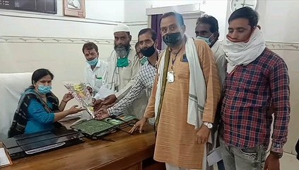 इटावा: कार्यभार संभालने के बाद डीएम का किया स्वागत