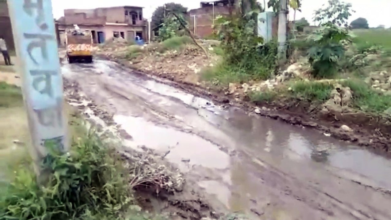ग्राम इंदरोसी में तड़के हुई तालाब में तब्दील ग्रामीण हुए परेशान