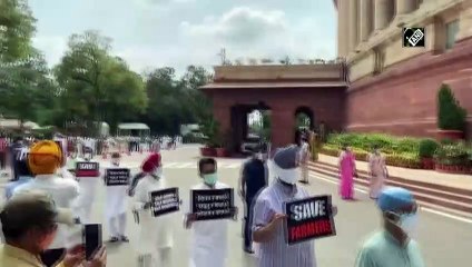 कृषि विधेयकों को लेकर संसद भवन परिसर में  विपक्षी सांसदों ने किया प्रदर्शन