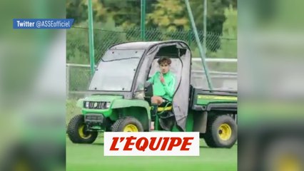 Adil Aouchiche a un nouveau véhicule de fonction - Foot - ASSE - WTF