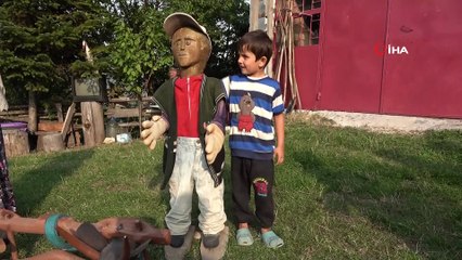 Cezaevinde öğrendiği oymacılıkla çeşitli heykeller yapıyor