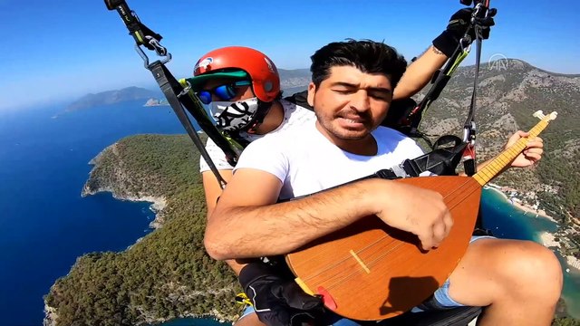 Yamaç paraşütüyle atlayan polis, gökyüzünde saz çalıp Neşet Ertaş türküsü söyledi - TEKİRDAĞ