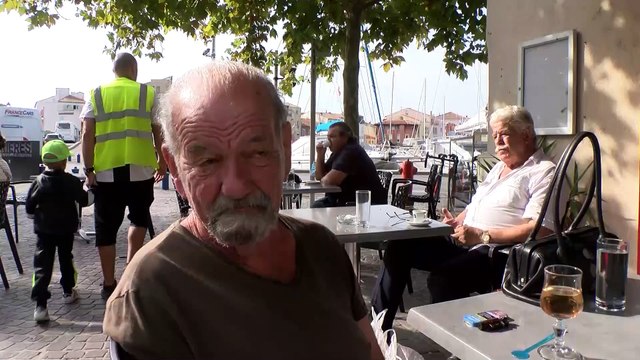 Fermeture des bars et restaurants à Martigues : réactions de clients en terrasse