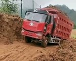 Un camion se retourne dans la boue