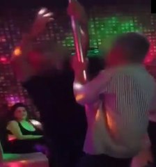 İki erkeğin panyonda direk dansı