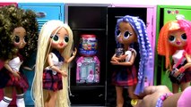 Abrindo surpresas LOL OMG Dolls indo pra escola armario surpresa school lockers