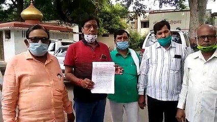 मंडी शुल्क को लेकर अधिकारी को ज्ञापन देने पहुंचे व्यापार मंडल