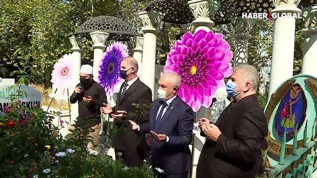 Türkiye'nin 'Sanat Güneşi' Zeki Müren ölümünün 24. yılında anıldı