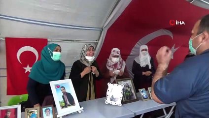 Terör pençesinden evladını kurtardı, sevincini çadırdaki ailelerle paylaştı