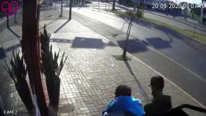 Bela atitude! Loja tenta localizar homem que ergueu vaso que havia sido derrubado vândalo