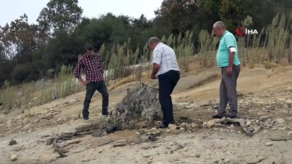 Göletin yanında eski mezarlık olduğunu duyan soluğu o köyde alda