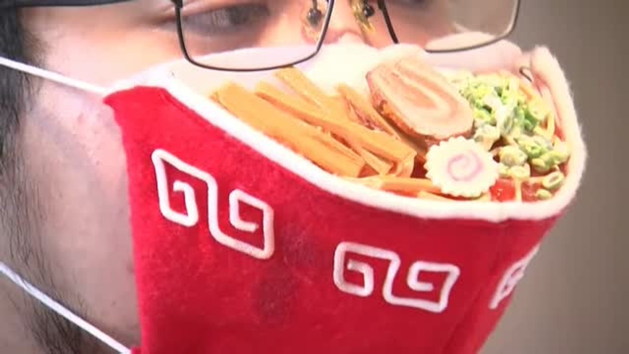 Un artista japonés diseña una 'mascarilla de ramen' para animar a la gente en la pandemia