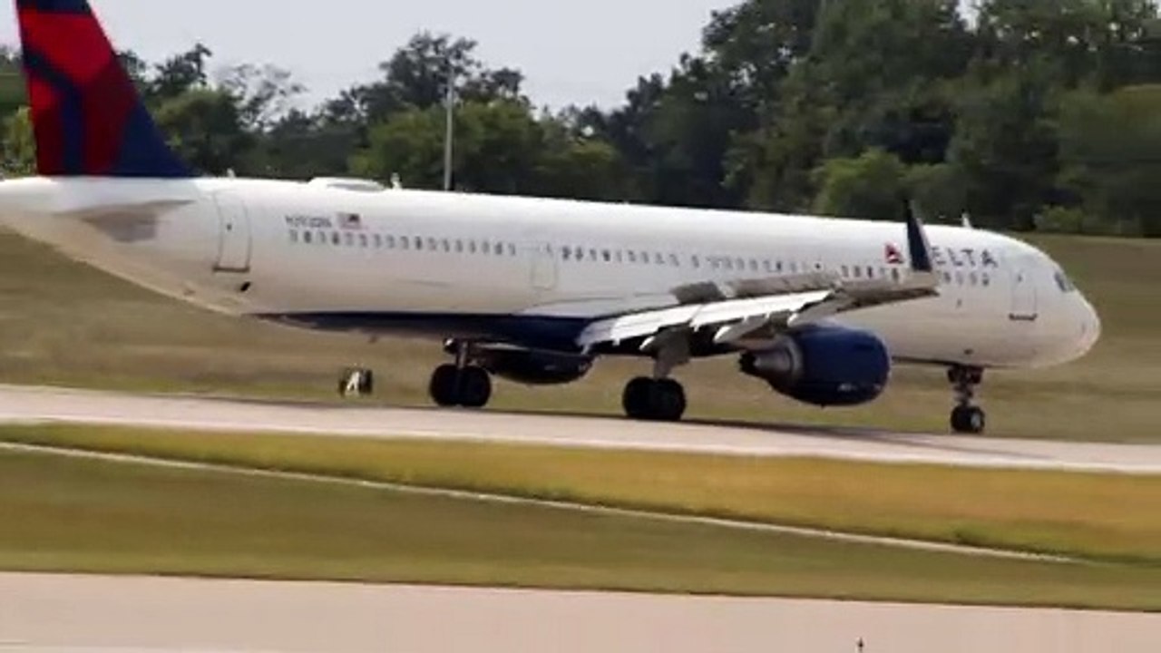 Delta Airlines Airbus A321 Flt 976 landing at St. Louis Lambert Intl Airport