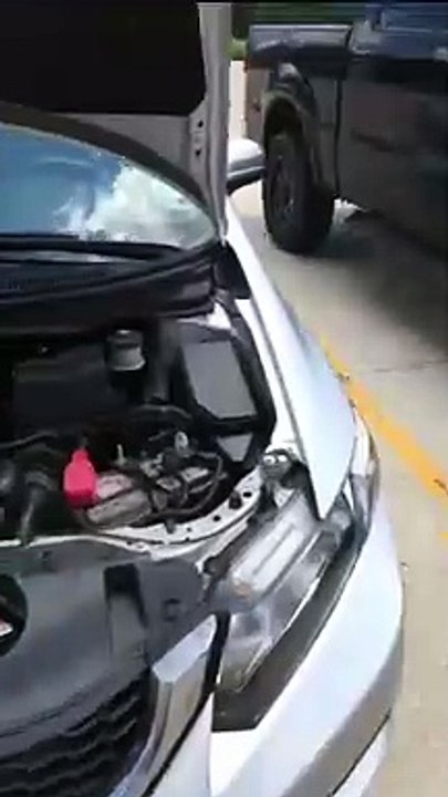Ce qu'elle découvre coincé dans le moteur de sa voiture est incroyable