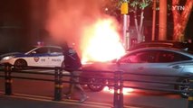 달리던 승용차, 길가에 주차된 SUV 들이받아 화재 / YTN
