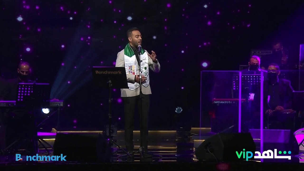 تامر عاشور يبدأ حفلة جدة بأغنية بياعة 