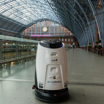 Instalan robots anticoronavirus en las estaciones de tren inglesas