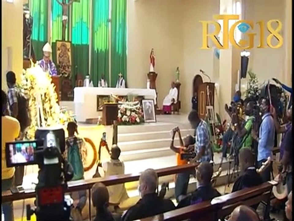 Mgr. Pierre André Dumas nan okazyon mès pou rann omaj ak ansyen batonye a Me. Monferrier Dorval