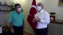 Belediye temizlik görevlisinin Türk bayrağı hassasiyeti - KOCAELİ
