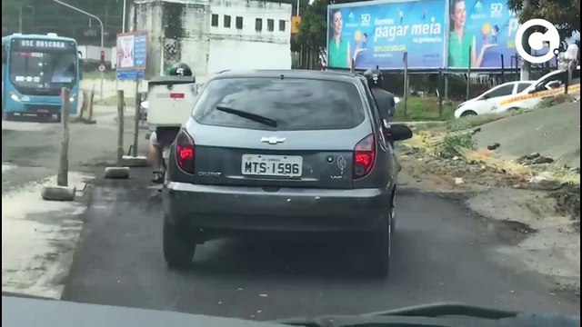 DER tapa buracos nas obras da rodovia Leste-Oeste em Cariacica, ES