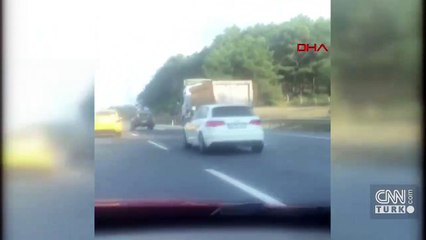 Son dakika... 120 km hızla makas atarak ilerleyen hafriyat kamyonu kamerada | Video İzle