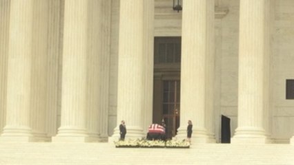 Abucheos a Trump en su visita a la capilla ardiente de la jueza del Supremo