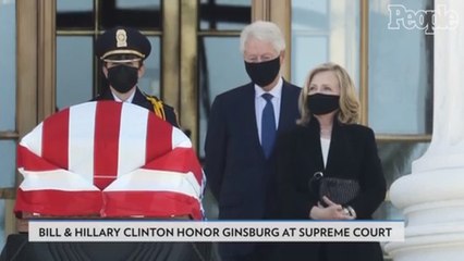 Скачать видео: Bill & Hillary Clinton Join Mourners Honoring 'Trailblazer' Ruth Bader Ginsburg at Supreme Court