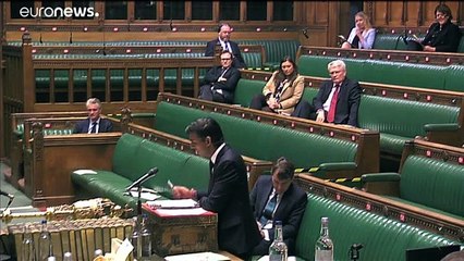 Βρετανί: Στην μέγγενη της COVID-19 η οικονομία