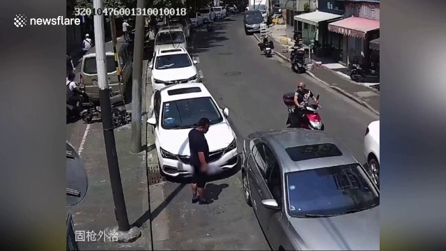 Chinese con artist pretends to be car owner and asks for compensation after vehicle is scratched