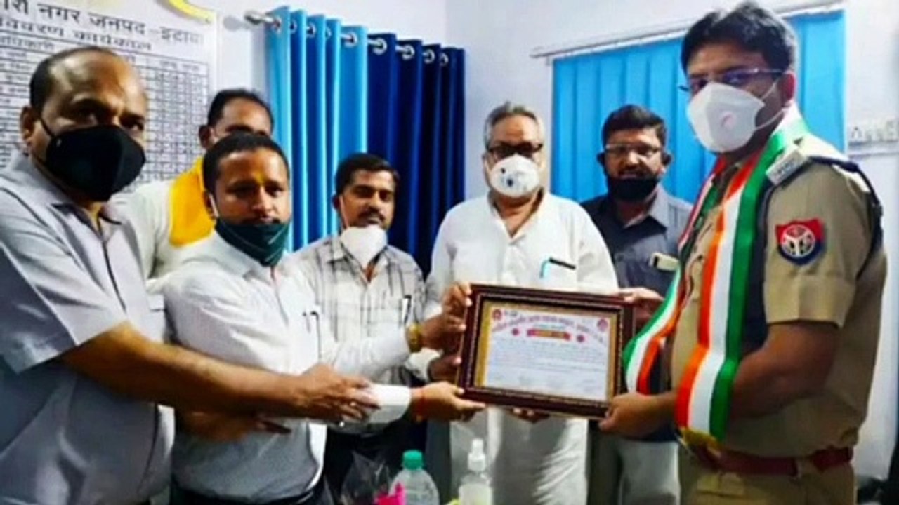 व्यापार मंडल द्वारा क्षेत्राधिकारी को किया गया सम्मानित