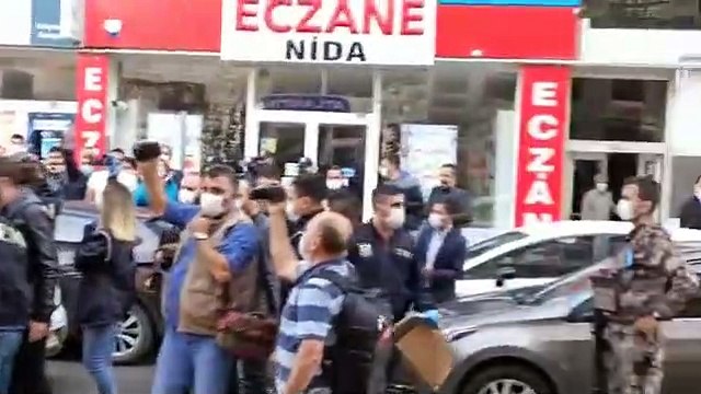 Kars Belediye Eş Başkanı Ayhan Bilgen’in gözaltına alınıp zırhlı araca konulduğu an