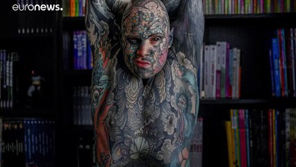 معلم مدرسه ای در فرانسه رکورد بیشترین خالکوبی را شکست