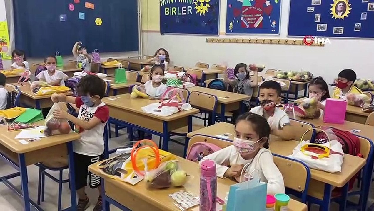 Okullar meyve doldu, öğrencilerin yüzü güldü