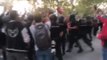 Enfrentamiento entre policía y un grupo de manifestantes en una protesta contra los confinamientos en Madrid