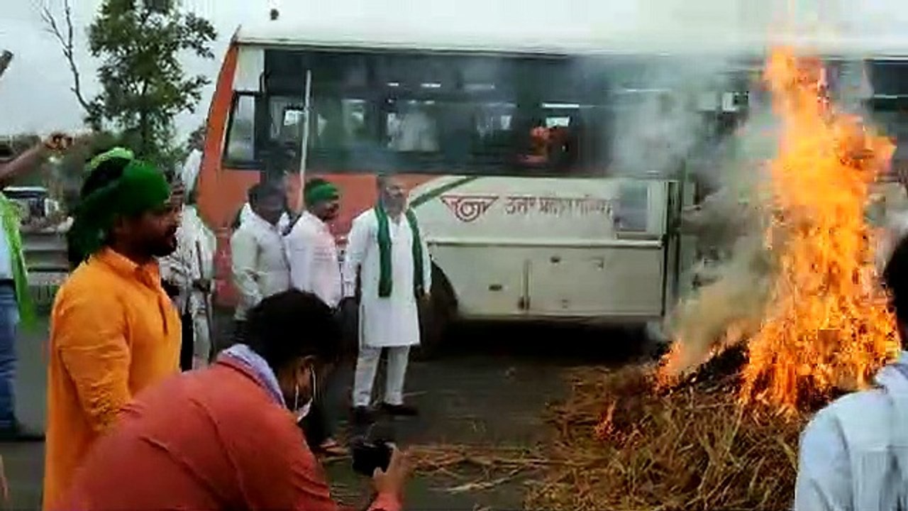 बाराबंकी: कृषि बिल को लेकर सरकार ने खिलाफ किसानों ने पराली फूककर किया विरोध