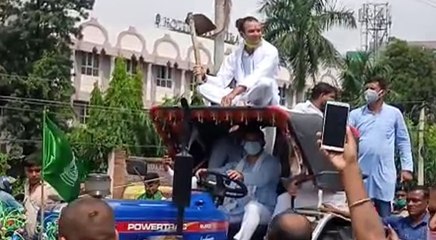 बिहारः कृषि बिल के विरोध में सड़क पर समर्थकों के साथ तेजस्वी यादव ने चलाया ट्रैक्टर