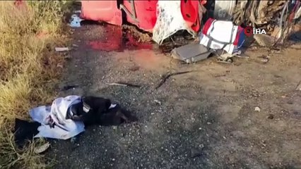 Orta refüjde direğe çarpan tır yan devrildi