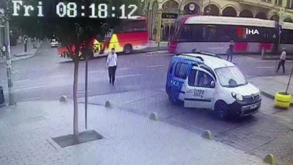 Tramvay ile otobüsünün çarpışma anı kamerada