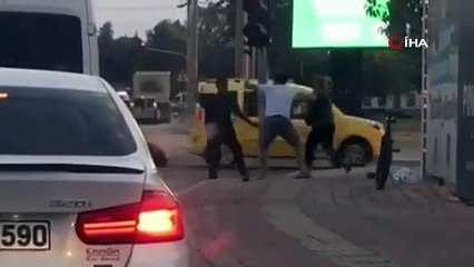 Trafikte sopalı kavga kamerada