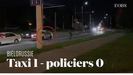 Un taxi sauve un manifestant fuyant la police anti-émeute en Biélorussie