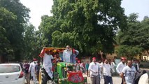 मैनपुरी- सरकार के विरोध में सदर विधायक राजकुमार ट्रैक्टर लेकर पहुंचे कलेक्ट्रेट, डीएम को सौंपा ज्ञापन