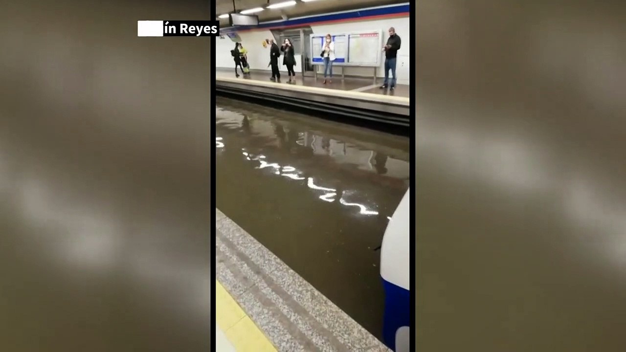 Heftige Überschwemmung in U-Bahn-Station in Madrid