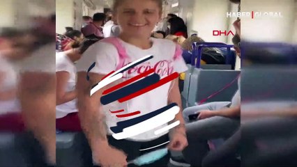 Camiye ayakkabıyla giren Büşra, bu kez maskesini çıkarıp tramvayda çiftetelli oynadı