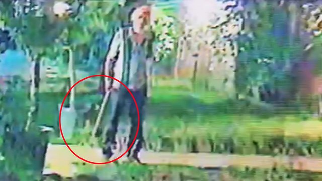 Halil Sezai'nin komşusu elinde baltayla gelmiş