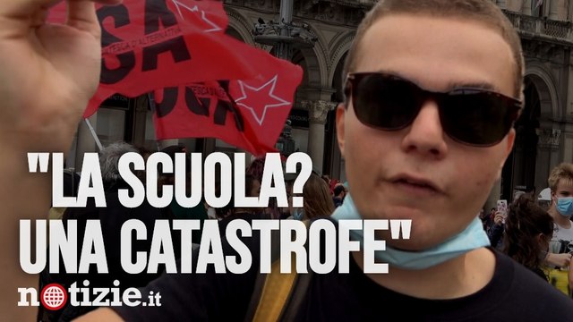 Scuola, protesta in piazza: Noi esposti al coronavirus, non ci sono insegnanti. È una catastrofe