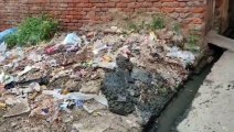 नालियों की सफाई का कचरा प्लॉट में डाल दिया जाता है, पड़ोसियों को हो रही है परेशानी