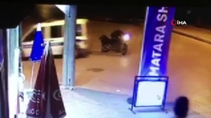 Ehliyetsiz sürücü polise çarptı...O anlar kamerada