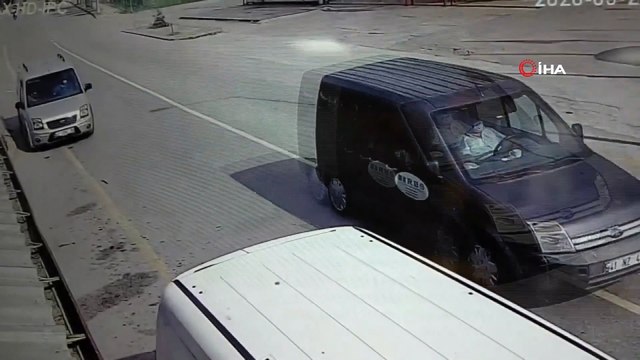 - U dönüşü yapmak isteyen araca çarpan motosikletin sürücüsü yaralandı- Hafif ticari araçla motosikletin kazası güvenlik kamerasında