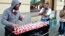 Cet artiste bourré de talent joue de la musique classique avec ses verres d’eau