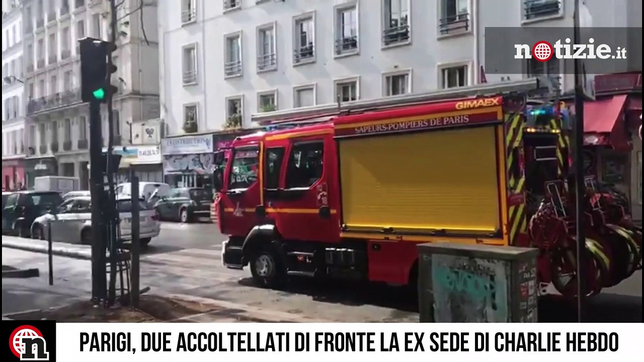 Attentato a Parigi: le immagini dei soccorsi dopo l'accoltellamento nell'ex sede di Charlie Hebdo